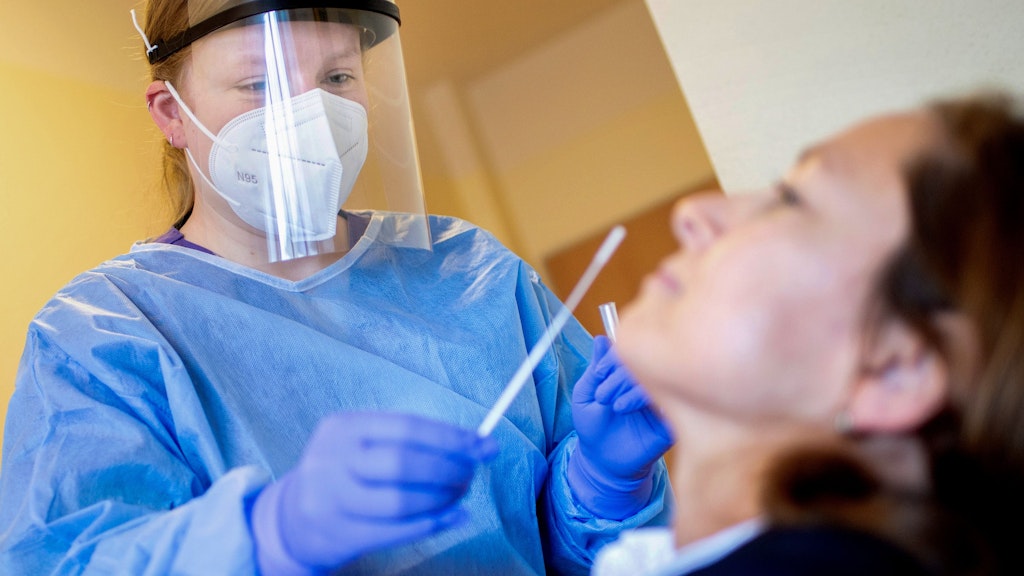 A rapid test is performed. After the swab is taken from the nose and throat, it takes up to 30 minutes to get the result.