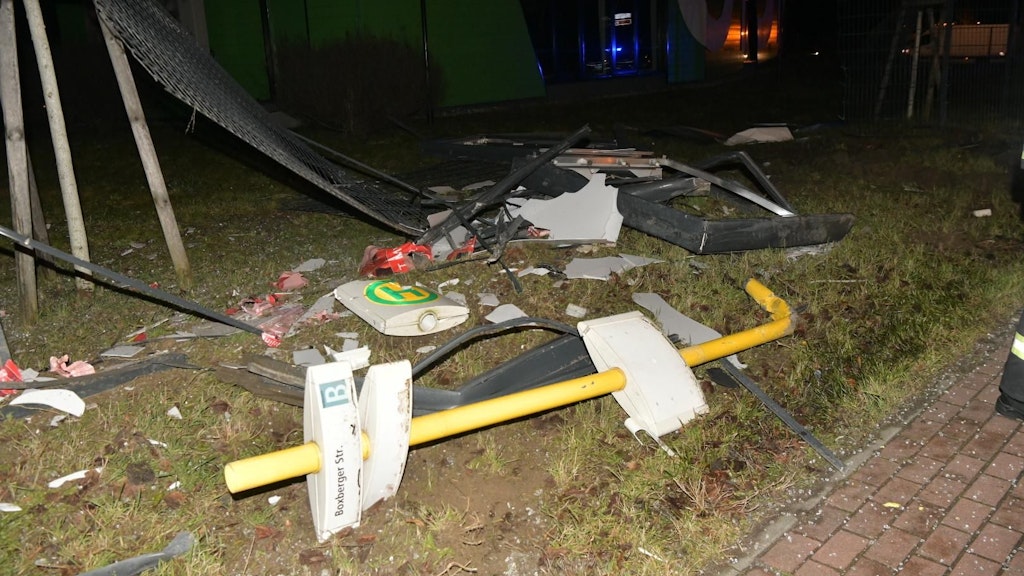 Die Bushaltestelle an der Bitterfelder Straße in Marzahn wurde restlos zerstört.