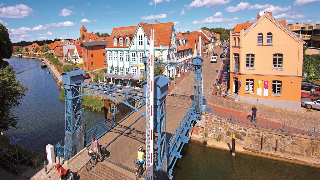 Die blaue Hubbrücke im Zentrum zählt zu den Wahrzeichen Plaus.