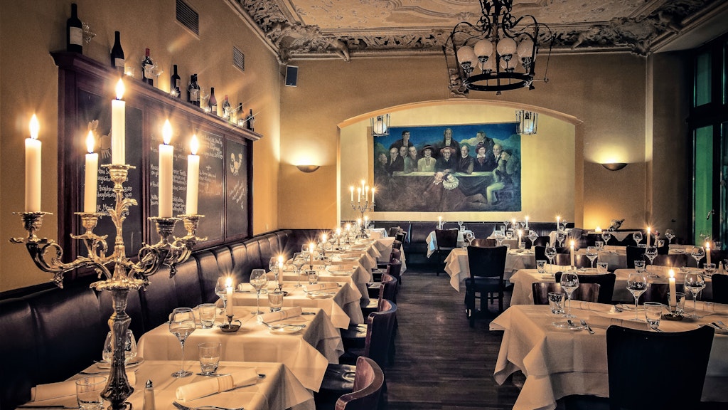 Verbringen Sie den Abend an einem romantisch eingedeckten Tisch mit einem meisterhaft zusammengestellten Menü.
