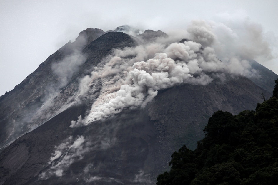 Kepanikan setelah letusan gunung berapi Jawa: 41 terluka, satu tewas