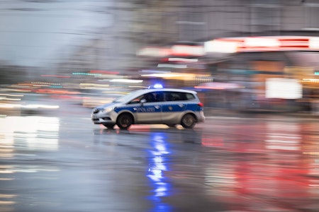 Berlin-Wedding: Betrunkener Autofahrer verursacht Unfall bei wilder Verfolgungsjagd und verletzt Po…