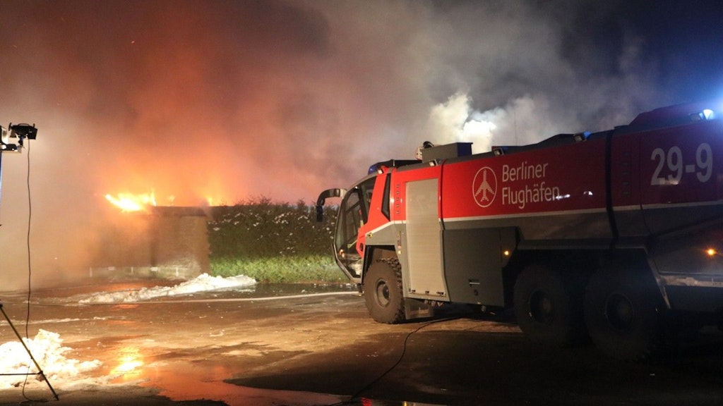 Die Flughafenfeuerwehr ist eingetroffen.