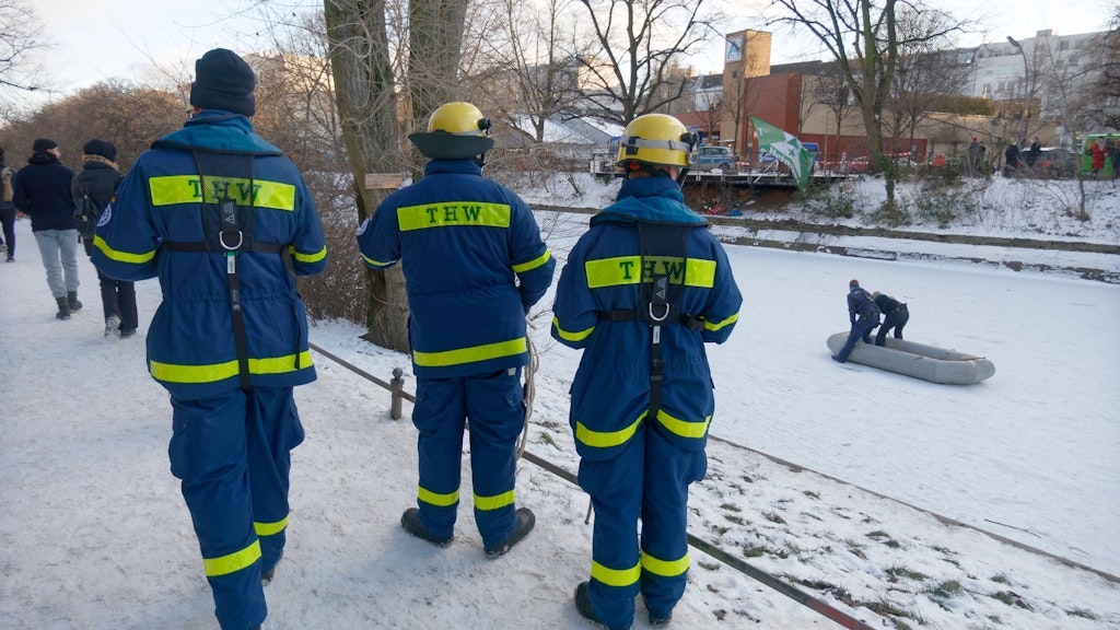 Polizisten und Mitarbeiter des Technischen Hilfswerkes prüfen das Eis auf dem Landwehrkanal. 