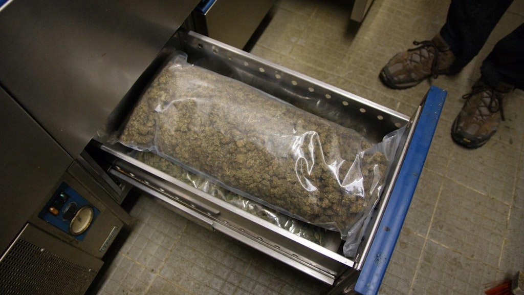 Polizisten haben in der Küche eines Restaurants kiloweise Cannabis gefunden. 