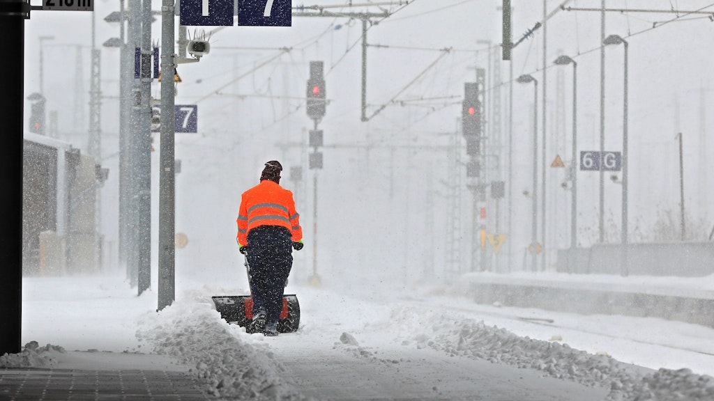 Die Bahn kämpft gegen die Schneemassen – hier auf dem Bahnhof in Magdeburg.