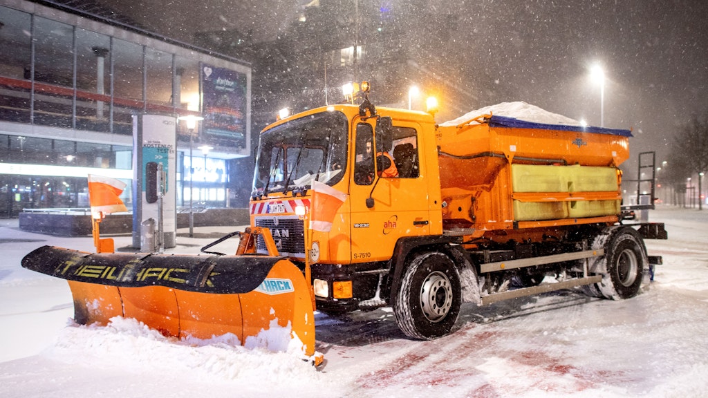 6.40 Uhr in Hannover: Ein Räumfahrzeug fährt bei Schneefall über den Aegidientorplatz im Stadtzentrum. 