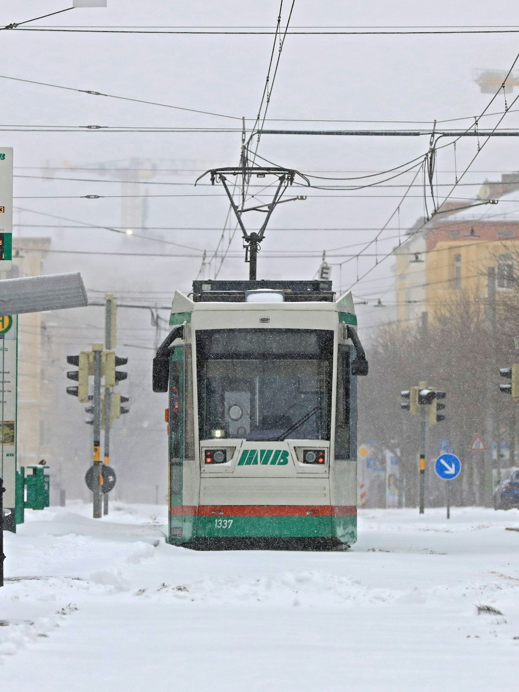 Magdeburg am Sonntagmorgen: Eine Straßenbahn steckt auf dem Breiten Weg im Schnee fest.