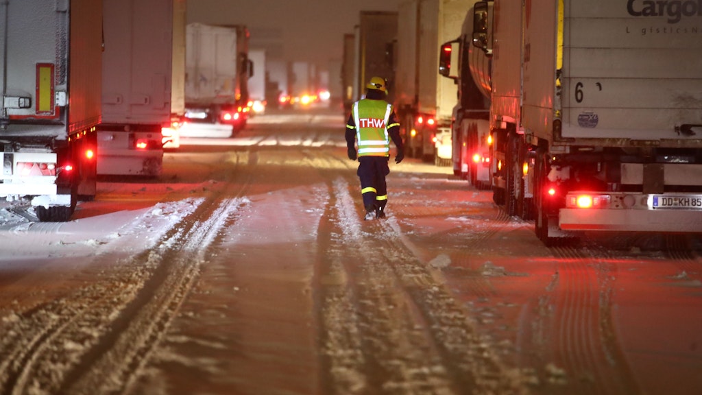Mitarbeiter des Technischen Hilfswerks (THW) betreuen Lkw-Fahrer auf der Autobahn 4 bei Gera.