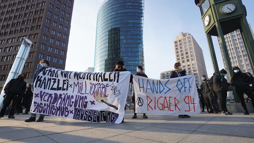 Am Mittwoch demonstrierten Unterstützer der Rigaer 94 vor dem Büro des Eigentümeranwalts auf dem Potsdamer Platz.