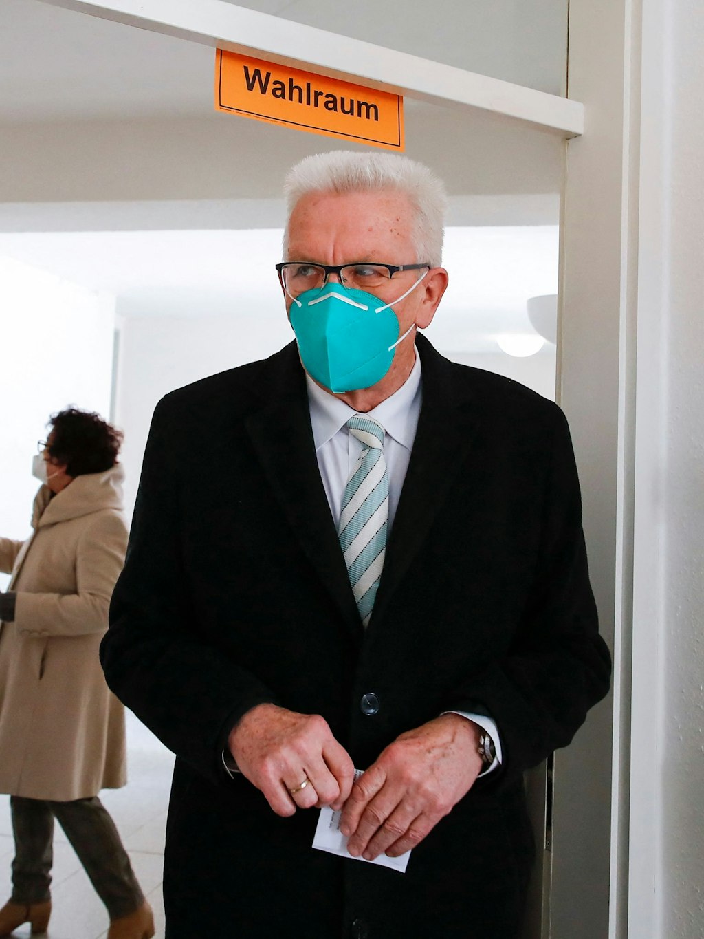 Winfried Kretschmann (Grüne), Ministerpräsident von Baden-Württemberg, gibt im Wahllokal seine Stimme ab.