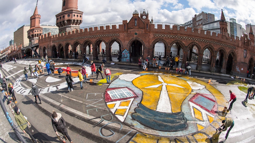 Klimaaktivisten beim Bemalen der Oberbaumbrücke.