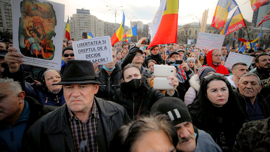 Bukarest: Impfgegner demonstrieren vor dem Parlamentsgebäude gegen Corona-Beschränkungen. 