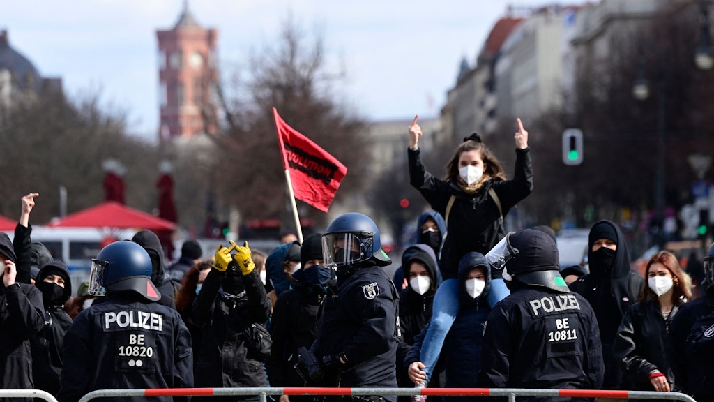 Linke Gegendemonstranten gestikulieren in Richtung der Rechten.