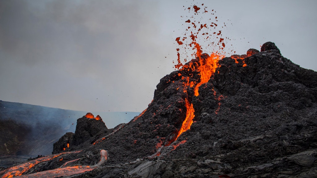 Laut dem Meteorologischen Dienst des Inselstaats wurden zwar nur leichte seismologische Ausschläge gemessen. Dennoch riss die Oberfläche des Vulkans auf einer Länge von 500 Metern auf und kleine Lavafontänen spritzten in die Höhe. 
