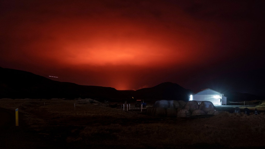 News-Bilder des Tages: Rot erleuchteter Himmel nach einem Vulkanausbruch am Berg Fagradalsfjall.