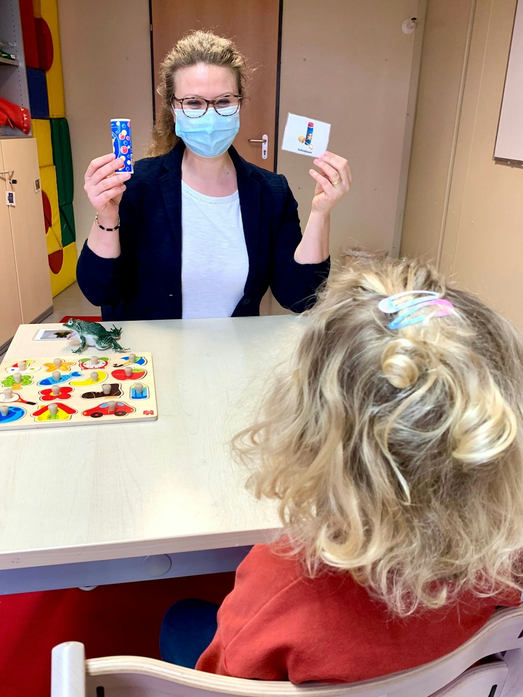 Die Psychologin Karoline Teufel, Leiterin des Autismus-Therapie- und Forschungszentrums in Frankfurt, spricht in einer Therapiesitzung mit einem Kind.