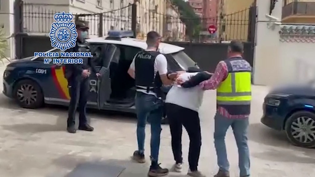 Polizisten nehmen den zweiten Verdächtigen in Malaga fest. Auch dieses Bild stammt von Aufnahmen der spanischen Nationalpolizei. 