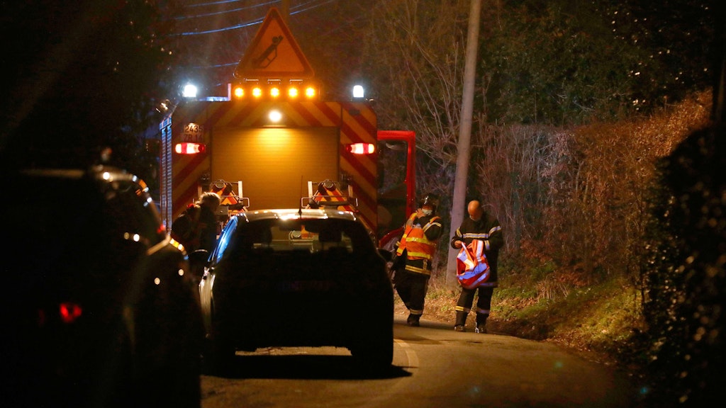 Rettungskräfte treffen an der Absturzstelle ein. 
