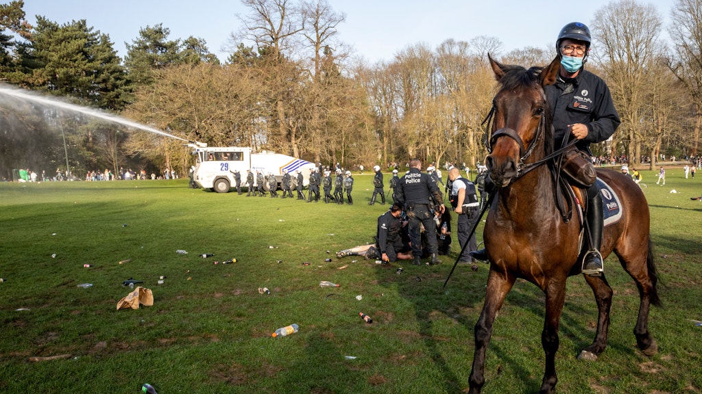 Die Polizei setzte Wasserwerfer gegen die Feiernden ein. Mehrere Menschen wurden festgenommen.