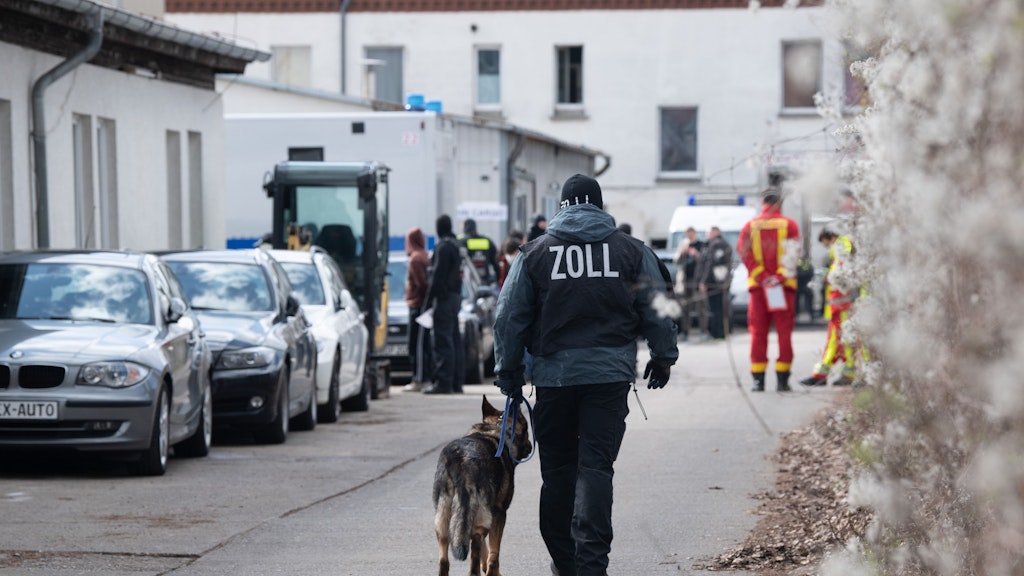 Auch Spezialkräfte des Zollfahndungsamtes Berlin-Brandenburg waren im Einsatz. Ein Spürhund suchte nach Drogen.