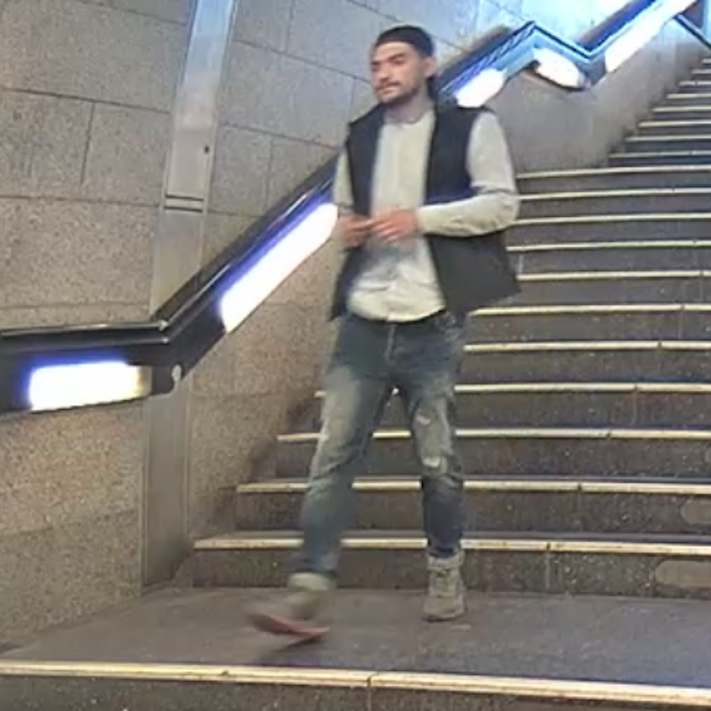 Der gesuchte Mann betritt den U-Bahnhof Hermannstraße. 
