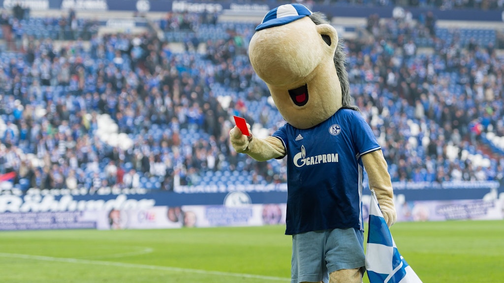 Schalkes Maskottchen Erwin zeigte 1997 dem Schiedsrichter die Rote Karte.