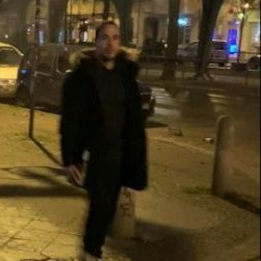 Der Verdächtige wurde an der Schönhauser Allee fotografiert. 