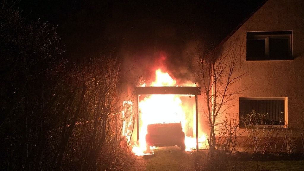 Brandanschlag im Februar 2018: Das Auto des Linke-Politikers Ferat Kocak brennt vor seinem Haus.<br>