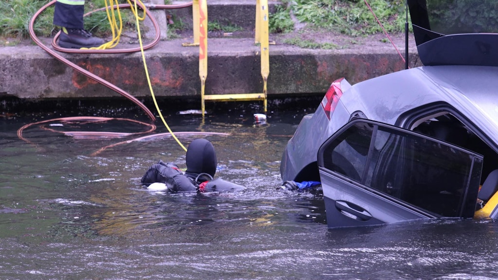 Der VW wurde durch Taucher der Feuerwehr mit Luftkissen präpariert.