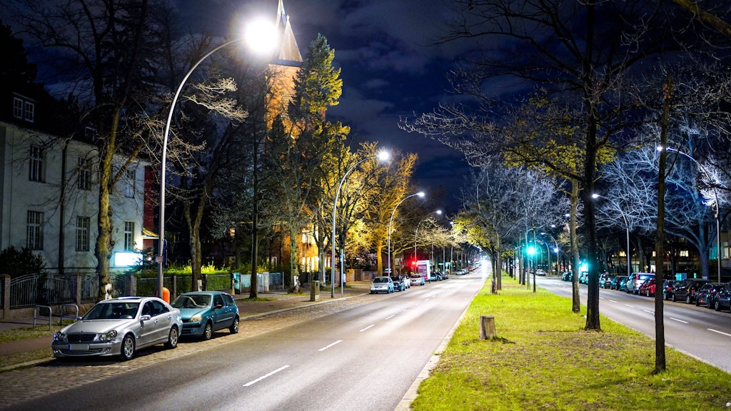 Keine Autos, keine Fußgänger, keine Radfahrer: Der sonst so belebte Hohenzollerndamm in Wilmersdorf war in der Nacht sehr ruhig.