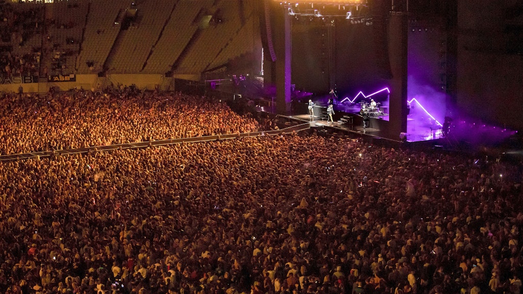Die Rockband Six60 spielte vor rund 50.000 Menschen in Neuseelands größtem Sportstadion. 