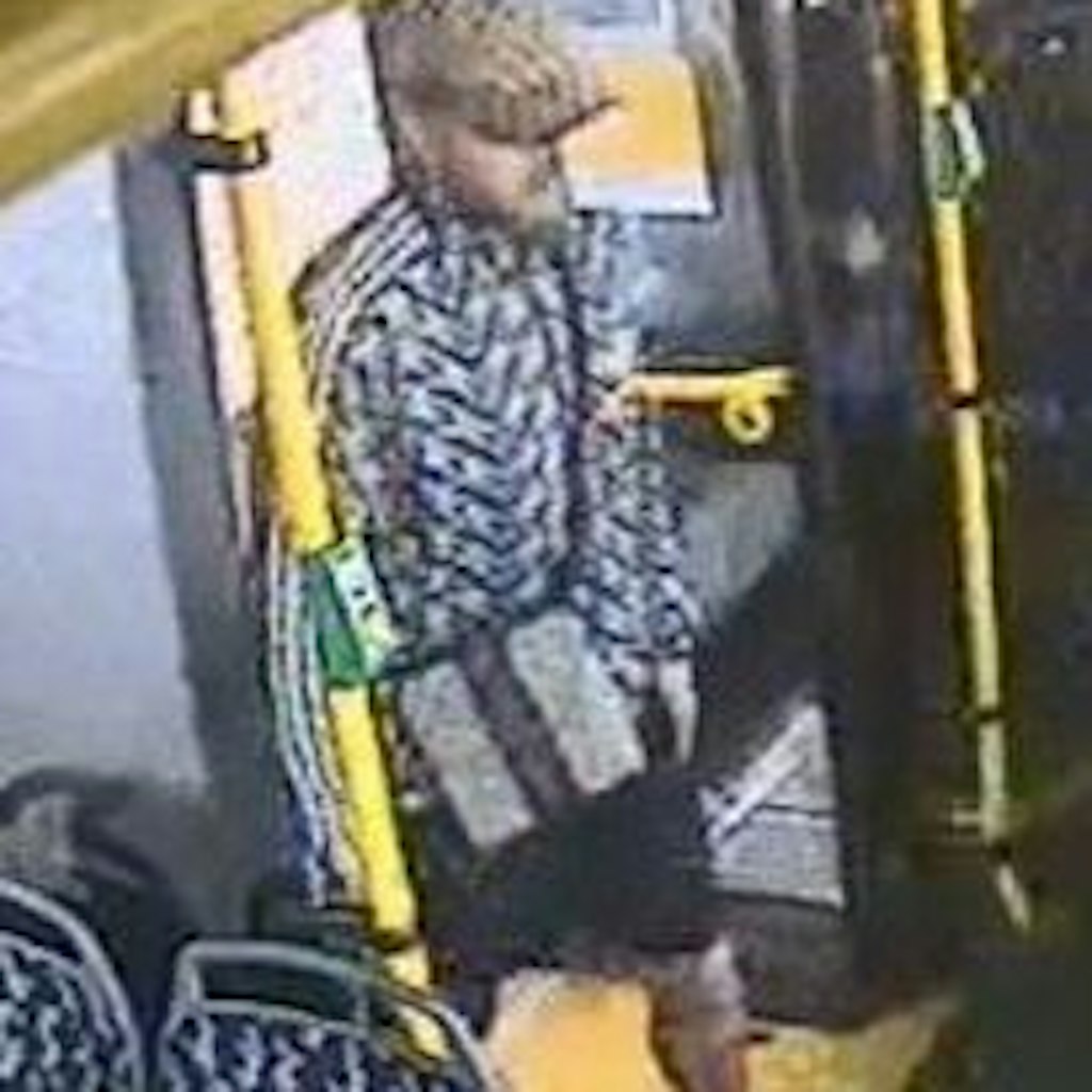 Der Mann betritt den Bus, in dem er sein späteres Opfer entdeckte.