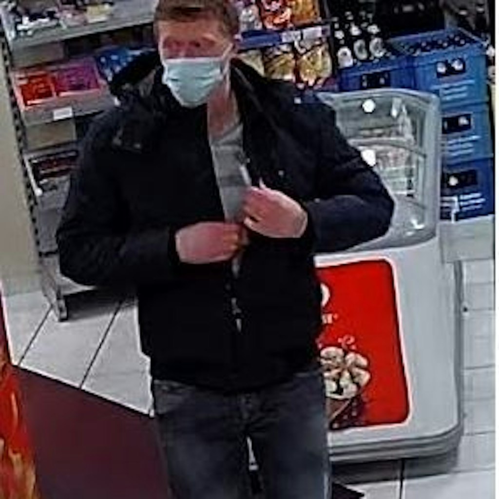 Der gesuchte Mann wurde in dem DHL-Shop gefilmt. 