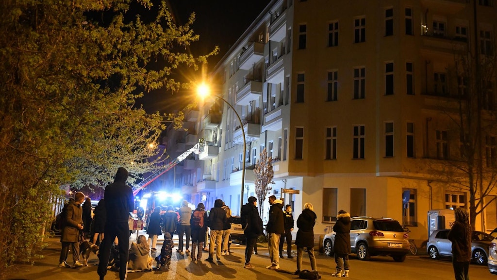 Bewohner des Hauses stehen in der Nacht zu Mittwoch auf der Norwegerstraße im Berliner Bezirk Pankow.