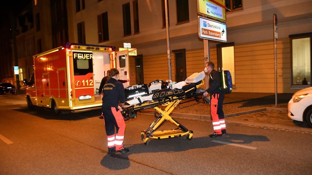 Rettungskräfte der Feuerwehr in der Nacht zu Donnerstag im Einsatz in Potsdam. Eine schwer verletzte Person kam in ein Krankenhaus.