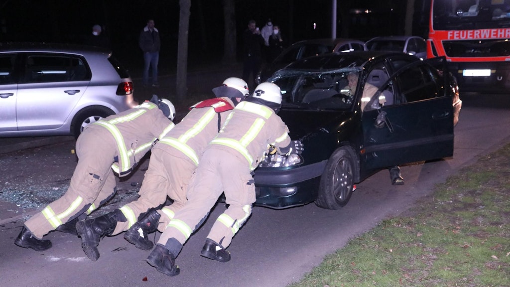 Die Feuerwehr richtete das Unfallfahrzeug wieder auf.