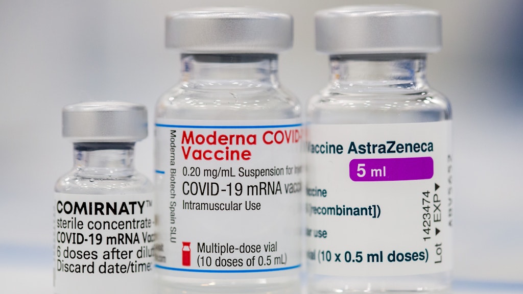 Fläschchen der Corona-Impfstoffe von Pfizer-Biontech, Moderna und Astrazeneca.