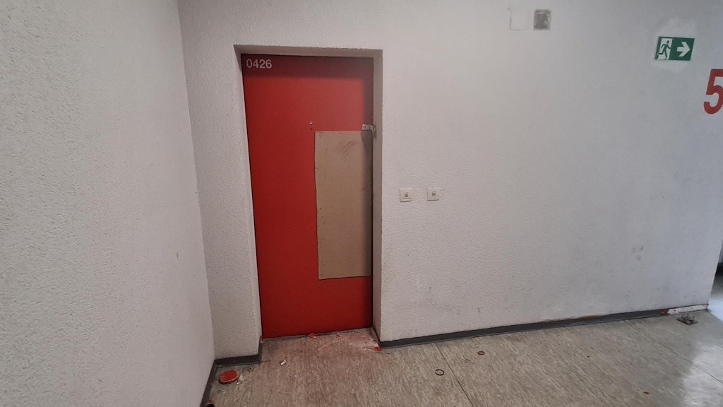 Die vom SEK beschädigte Tür der Wohnung, wo der 22-Jährige gemeldet ist.