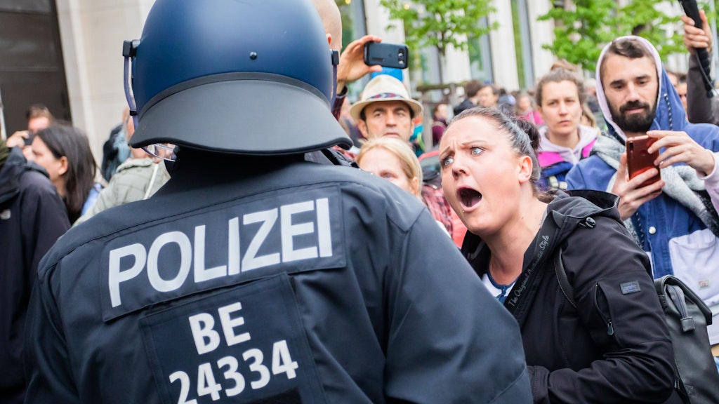 Querdenker und Polizei stehen sich nahe des Potsdamer Platzes gegenüber.