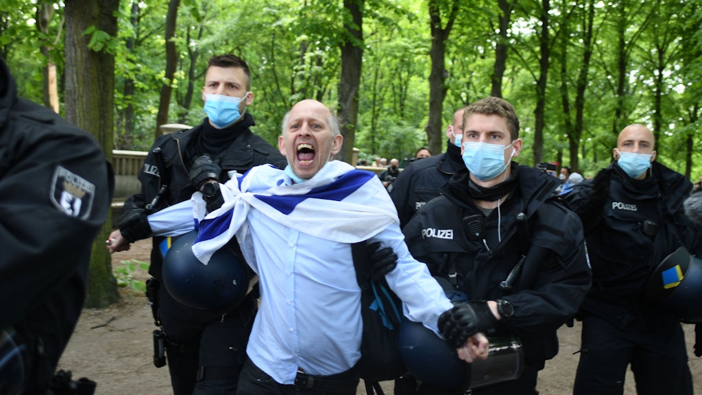Ein Mann wird am Brandenburger Tor von der Polizei abgeführt.