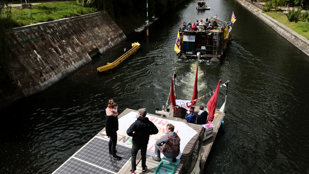 Teilnehmer der Demonstration „Gegen den Mietenwahnsinn - jetzt erst recht!“ fahren mit Booten und Flößen auf der Spree. Ihr Endpunkt ist die Rummelsburger Bucht. 