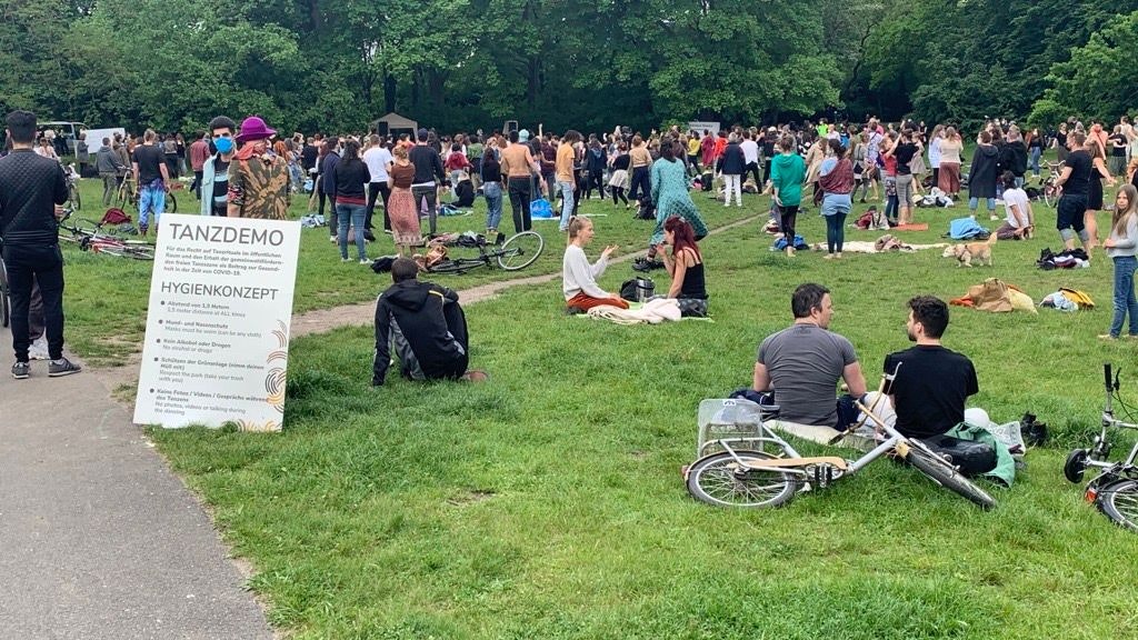 Einige sitzen, andere tanzen auf der Wiese. Unter dem Motto „Tanzen ist Leben“ wird im Treptower Park für mehr Bewegung demonstriert.