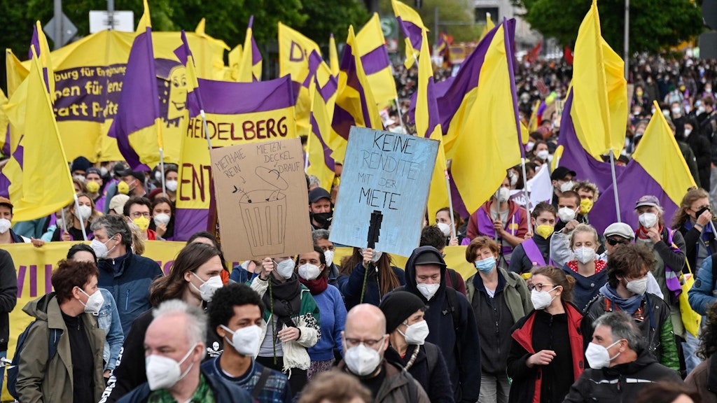 Fast alle Teilnehmer der Demonstration „Gegen den Mietenwahnsinn“ tragen Masken. 