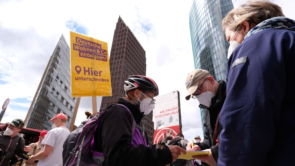 Potsdamer Platz: Die Teilnehmer der Mietendemo tragen fast alle vorbildlich ihre Masken. 
