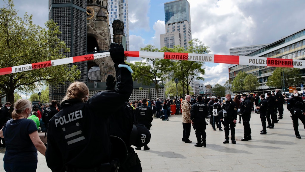 Polizisten sperren den Breitscheidplatz ab, nachdem sich rund 200 Teilnehmer einer spontanen Demonstration gegen die Corona-Politik zusammengefunden hatten. 