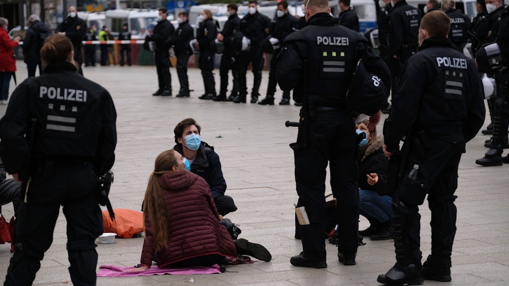 Einige Demonstranten haben sich auf den Breitscheidplatz niedergelassen. Die Polizei versucht seit über zwei Stunden den Platz zu räumen. Dort hatten sich spontan rund 200 Corona-Gegner versammelt. <br><br>