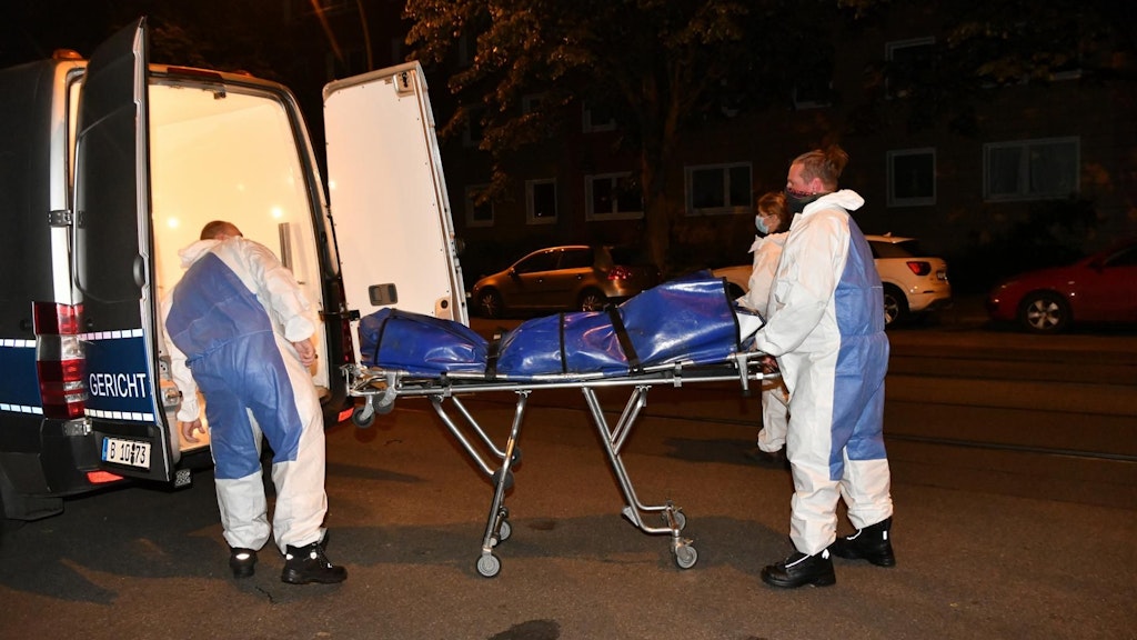 Für die 75-jährige Frau aus Berlin-Prenzlauer Berg kam jede Hilfe zu spät. Mitarbeiter der Gerichtsmedizin sind am Tatort in der Oderbruchstraße im Einsatz.