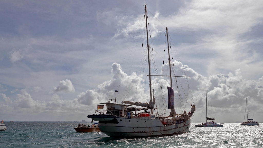 Das Schiff „La Montaña“ verlässt die mexikanische Karibikinsel Isla Mujeres.