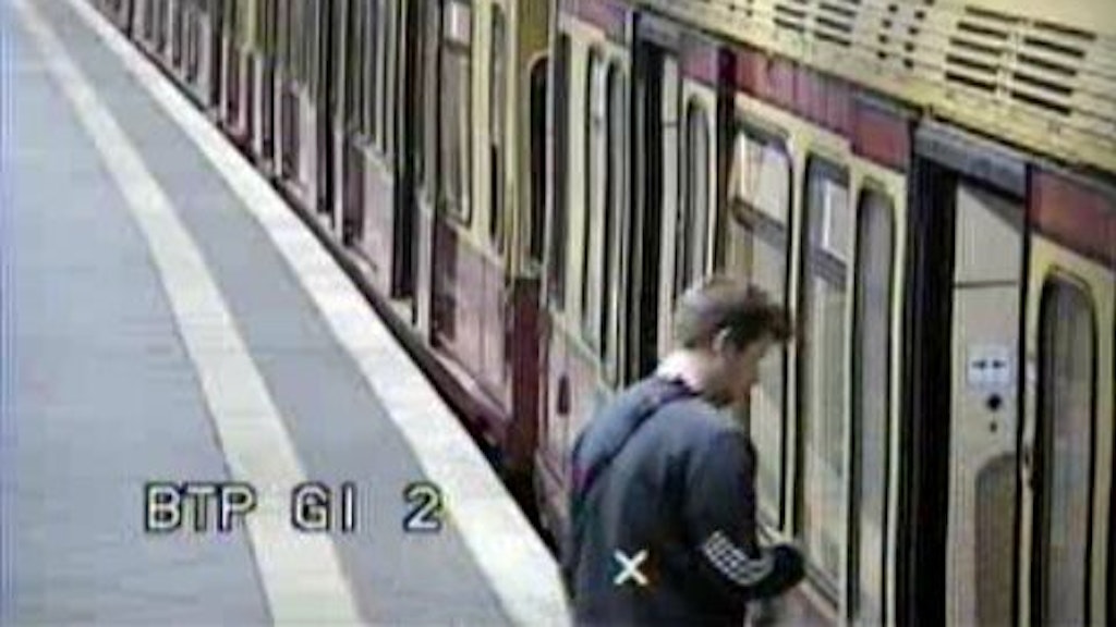 Einer der gesuchten Männer steigt in die S-Bahn. 